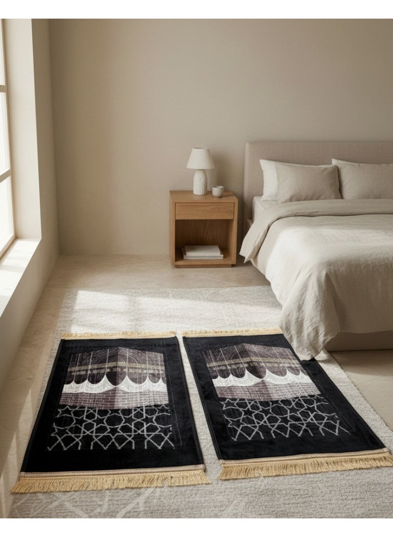 سجادتي باكج 1+1 سجادة صلاة الكعبة المشرفة ،تصميم مستوحى من الكعبة المشرفة، ناعمة ومريحة للاستخدام اليومي في المنزل والمسجد، خفيفة وسهلة الحمل مثالي لهدايا رمضان والعيد، مقاس 70×110 سم، باللون الأسود - Image 2